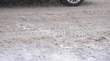 车辆在冬季道路上行驶，道路上撒满了路盐和试剂，行动缓慢